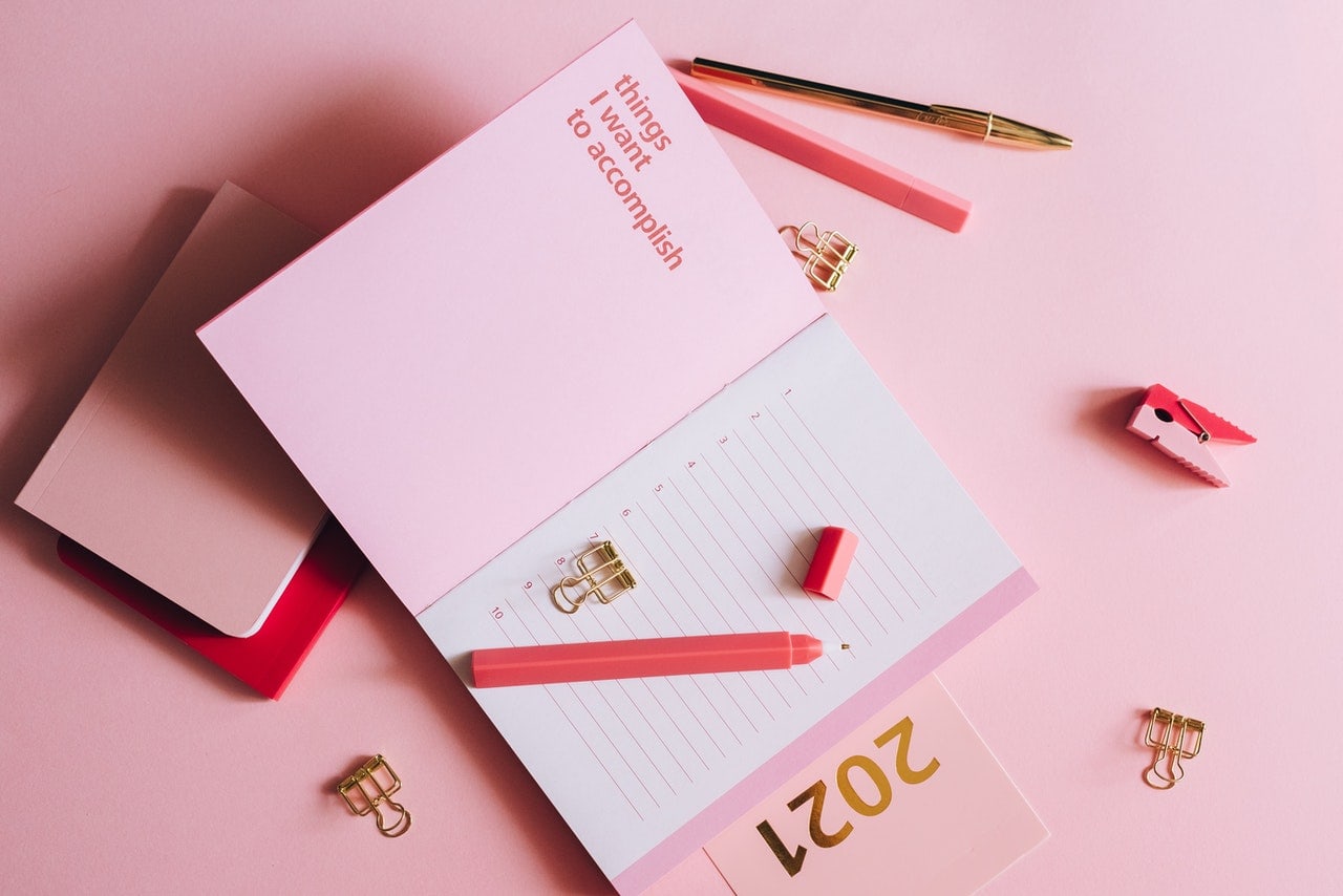 pink calendar for 2021 VENTUREWRITE blog on what's your story